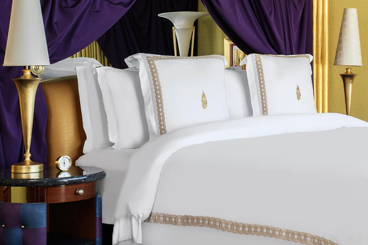 Jumeirah Burj Al Arab Дубай Экстерьер фото A bed with white sheets