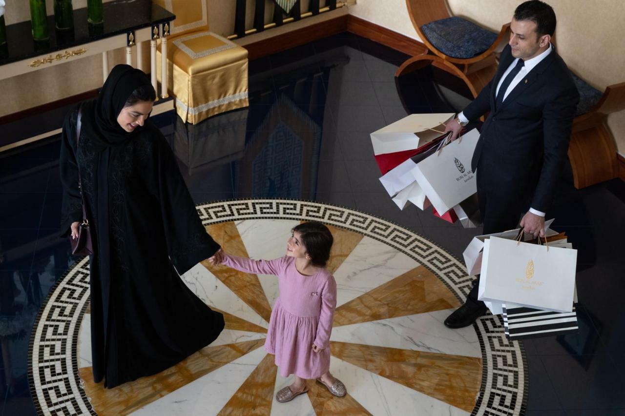 Jumeirah Burj Al Arab Дубай Экстерьер фото A Kuwaiti family