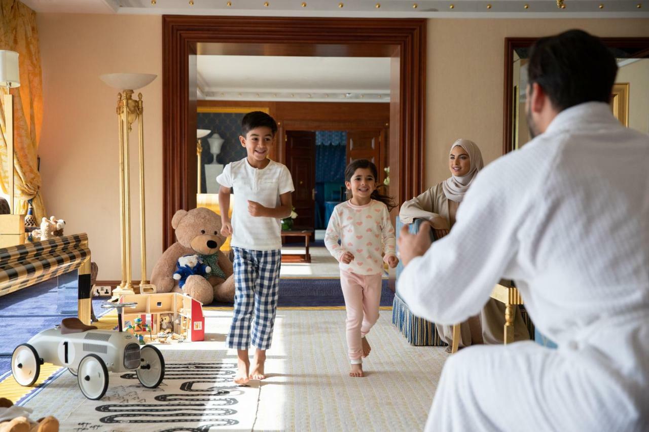 Jumeirah Burj Al Arab Дубай Экстерьер фото Sheikh Hamzah with his family